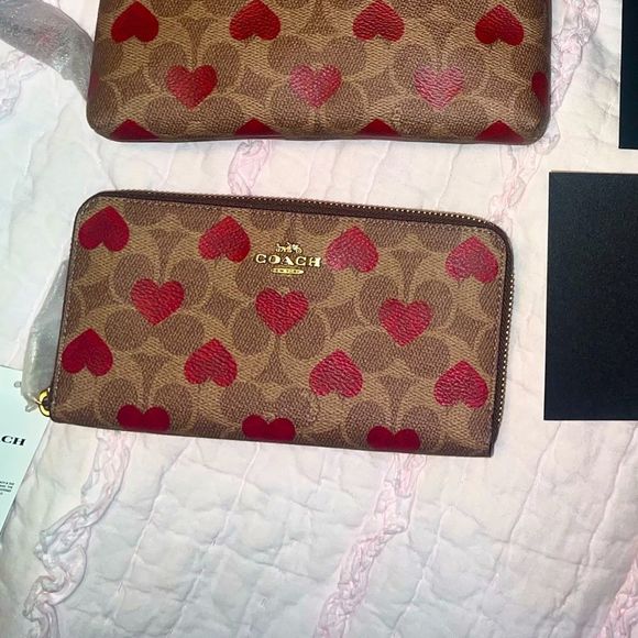 Coach wallet hearts print Valentine’s edition 2022 - Picture 8 of 12